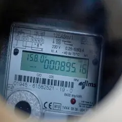 Cyfrowy licznik energii elektrycznej pokazuje zużycie 895,16 kWh. To prosty sposób, jak odczytać licznik prądu.