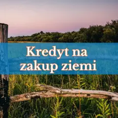 Kredyt na zakup ziemi. Stary drewniany płot na tle zachodzącego słońca i zielonych pól.