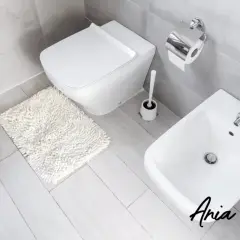 Nowoczesna łazienka z toaletą i bidetem. Bidet służy do higieny intymnej po skorzystaniu z toalety, zapewniając uczucie świeżości.