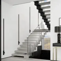Nowoczesny wzór na schody z drewnianymi stopniami i szklaną balustradą. Minimalistyczne czarne poręcze na ścianie.
