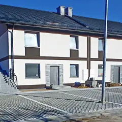 Nowy bliźniak w stanie deweloperskim, z parkingiem z kostki. Koszt budowy bliźniaka stan deweloperski jest kluczowy dla inwestorów.