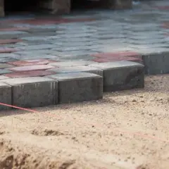 Najtańsze materiały na podjazd – z czego zrobić oszczędny podjazd