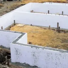 Fundamenty czy płyta: co wybrać, aby uniknąć wysokich kosztów?