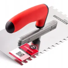 Profesjonalny grzebień do płytek 60x60 z ergonomiczną, czerwoną rączką. Idealny do równomiernego rozprowadzania kleju.