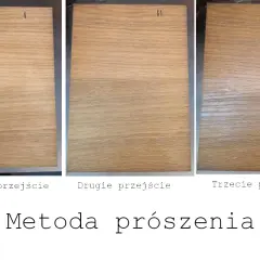 Trzy próbki drewna pokazujące efekt bejcowania metodą prószenia: pierwsze, drugie i trzecie przejście.