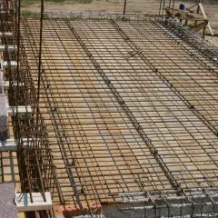 Siatka zbrojeniowa stropu, przygotowana do zalania betonem. Widać zbrojenie stropu górą i dołem, tworzące solidną konstrukcję.