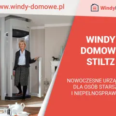Uśmiechnięta kobieta obok nowoczesnej windy domowej Stiltz. To rozwiązanie ułatwia życie osobom starszym i niepełnosprawnym.