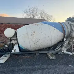 Gruszka betonu, gotowa do pracy. Ile m3 betonu zmieści się w tej potężnej maszynie?