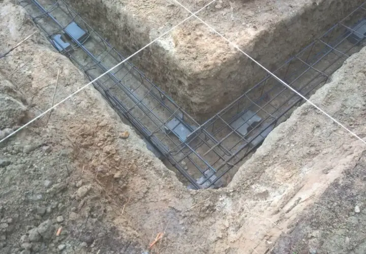 Zbrojenie pod budowę fundamentów, gotowe do zalania betonem. Stopy fundamentowe tworzą solidną podstawę.
