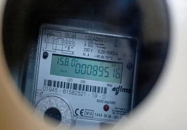 Cyfrowy licznik energii elektrycznej pokazuje zużycie 895,16 kWh. To prosty sposób, jak odczytać licznik prądu.