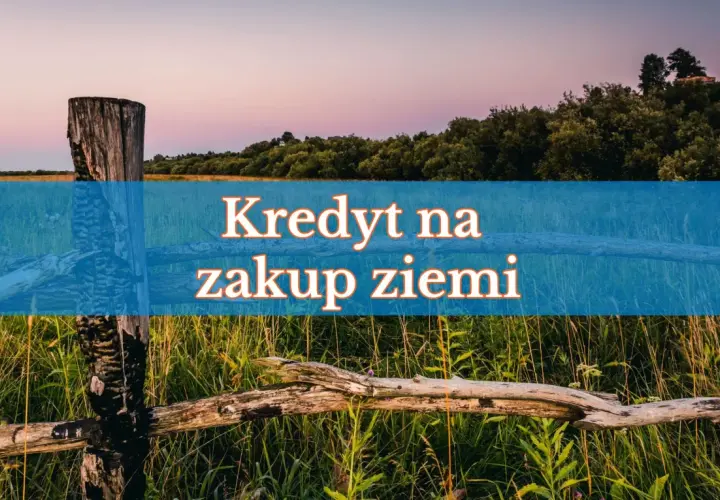 Kredyt na zakup ziemi. Stary drewniany płot na tle zachodzącego słońca i zielonych pól.