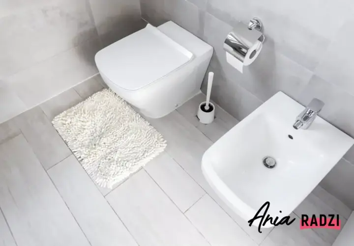 Nowoczesna łazienka z toaletą i bidetem. Bidet służy do higieny intymnej po skorzystaniu z toalety, zapewniając uczucie świeżości.