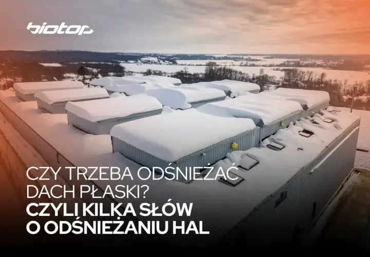 Zasypany śniegiem dom z płaskim dachem, który może być tańszy w budowie. Czy trzeba odśnieżać dach płaski?