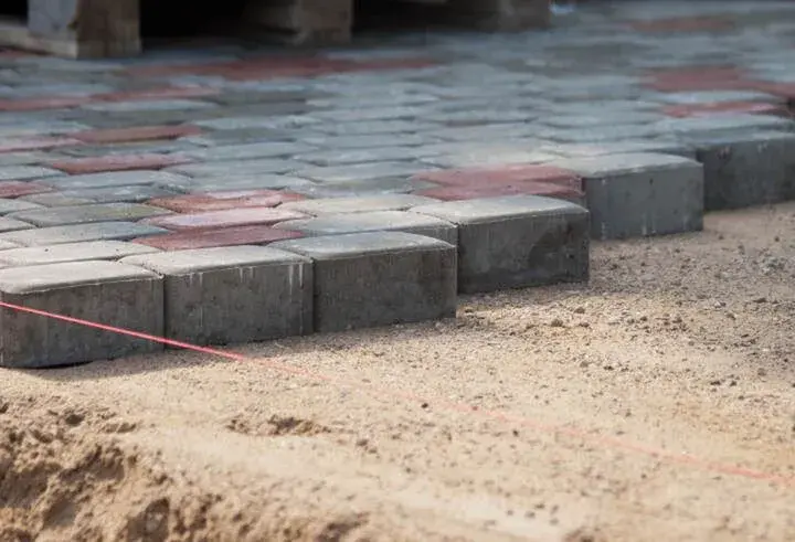 Najtańsze materiały na podjazd – z czego zrobić oszczędny podjazd