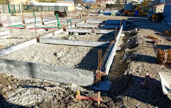 Ile kosztują fundamenty pod dom 100m2? Sprawdź, co wpłynie na cenę