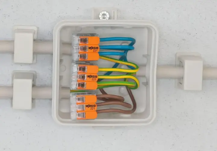 Bezpieczna instalacja elektryczna w domu: złączki WAGO łączą przewody w puszce.