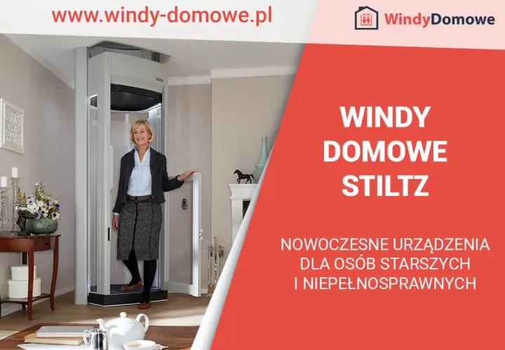 Uśmiechnięta kobieta obok nowoczesnej windy domowej Stiltz. To rozwiązanie ułatwia życie osobom starszym i niepełnosprawnym.