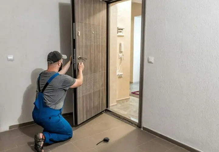 Fachowiec montuje drzwi zewnętrzne. Sprawdź, jaka jest montaż drzwi zewnętrznych cena i jakość usług.