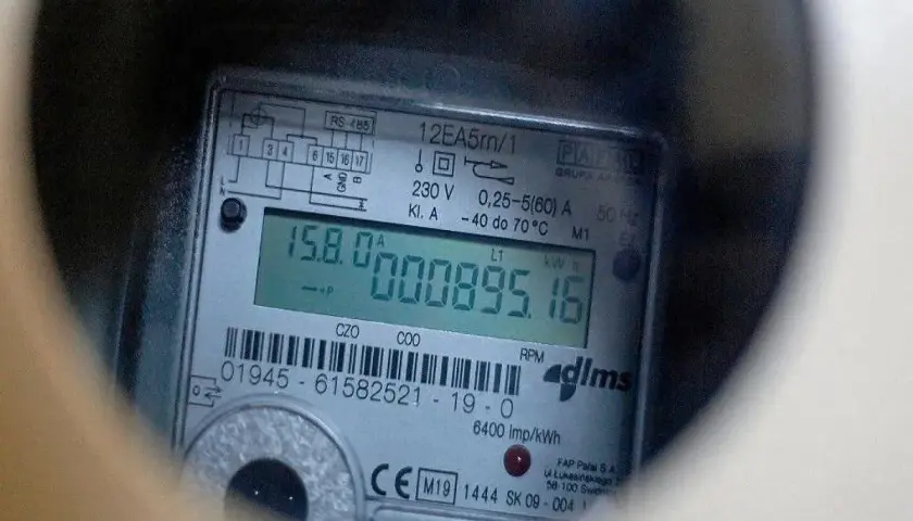 Cyfrowy licznik energii elektrycznej pokazuje zużycie 895,16 kWh. To prosty sposób, jak odczytać licznik prądu.