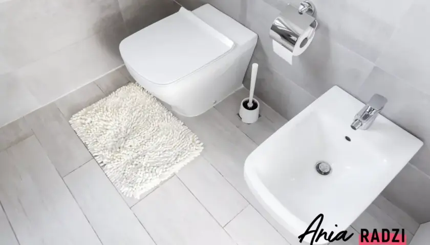Nowoczesna łazienka z toaletą i bidetem. Bidet służy do higieny intymnej po skorzystaniu z toalety, zapewniając uczucie świeżości.