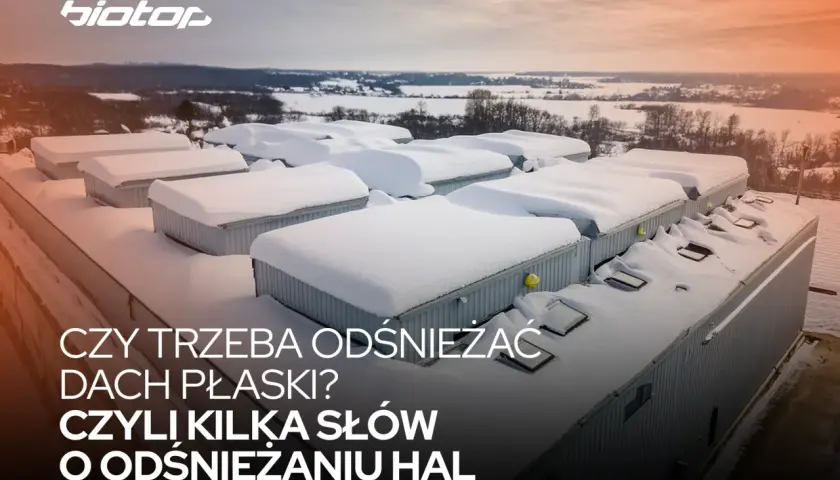 Zasypany śniegiem dom z płaskim dachem, który może być tańszy w budowie. Czy trzeba odśnieżać dach płaski?