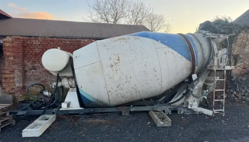 Gruszka betonu, gotowa do pracy. Ile m3 betonu zmieści się w tej potężnej maszynie?
