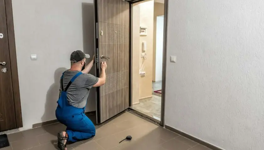 Fachowiec montuje drzwi zewnętrzne. Sprawdź, jaka jest montaż drzwi zewnętrznych cena i jakość usług.