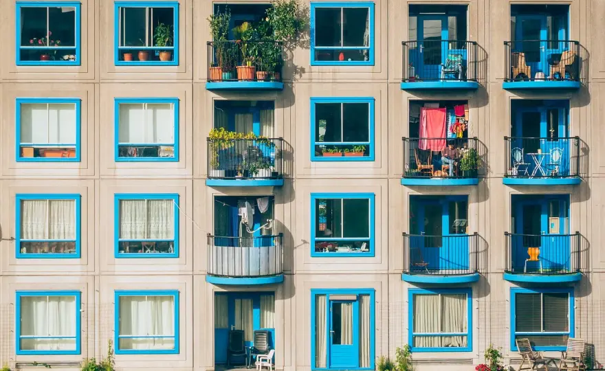 Loggia - Czy to lepsze niż balkon? Poznaj różnice i korzyści!