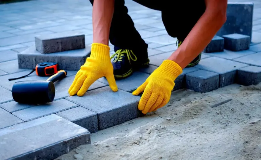 Ile kosztuje podjazd z kostki brukowej? Poznaj ukryte wydatki