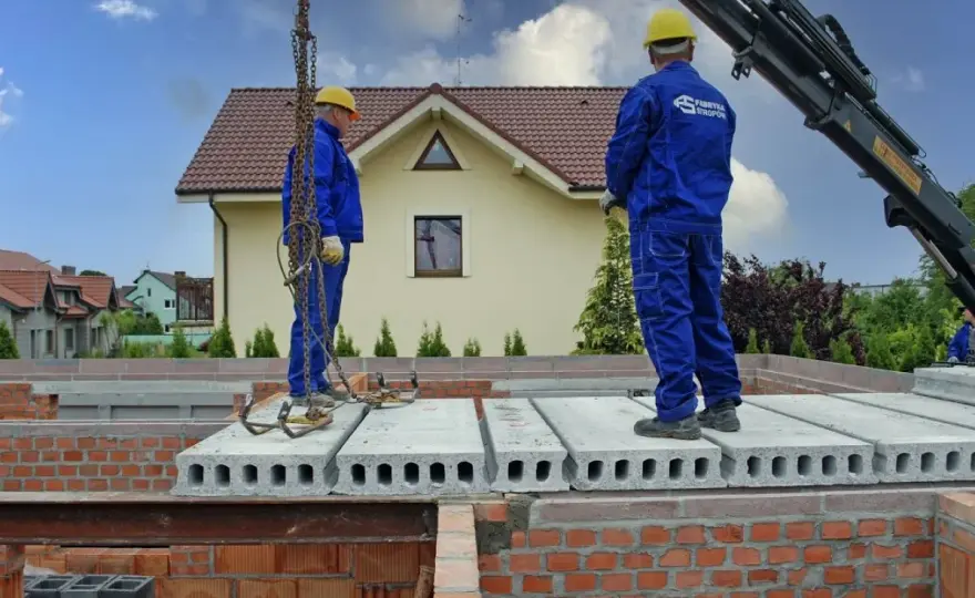Jaki strop wybrać do domu? Poradnik wyboru i kosztów