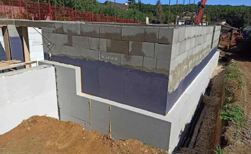Hydroizolacja budynku - Jak uszczelnić fundamenty na lata?
