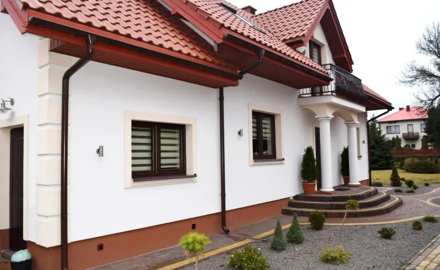 Wykończenie dołu elewacji - jak uniknąć błędów i wybrać materiał?