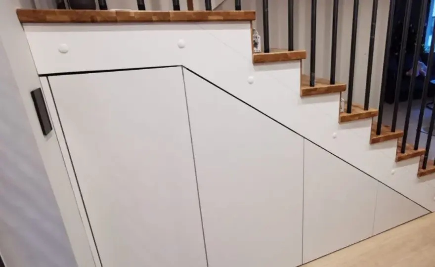 Wnęka pod schodami - jak wykorzystać każdy centymetr?