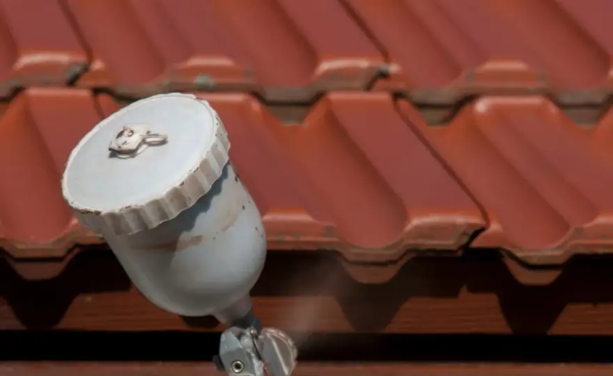 Malowanie dachówki betonowej - Kiedy ma sens i jak to zrobić?