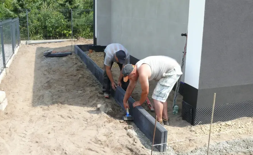 Trwałe obrzeża podjazdu - Jaki suchy beton i jak układać?