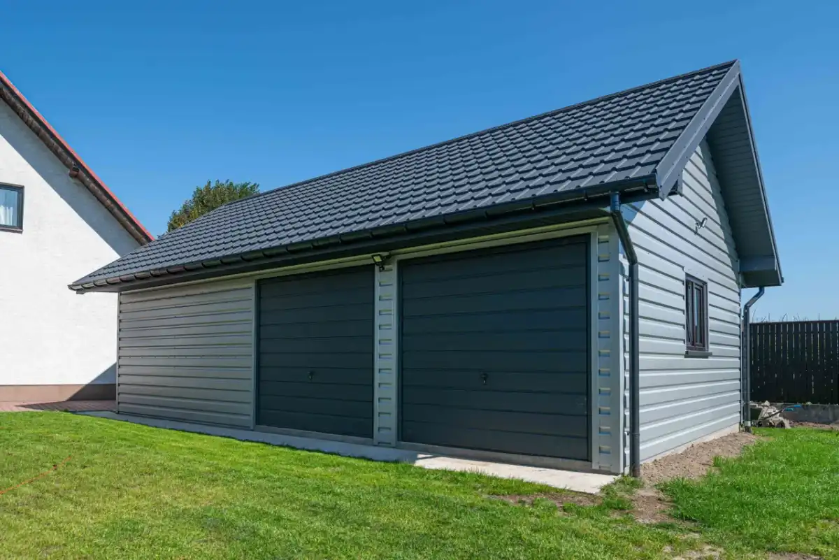 Blacha trapezowa na elewacji - jak zrobić trwały montaż?