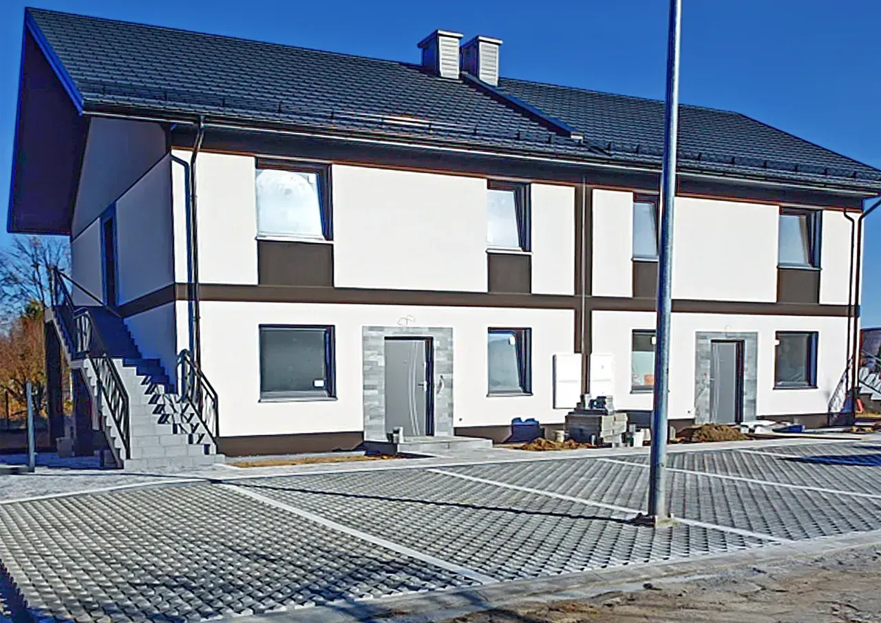 Nowy bliźniak w stanie deweloperskim, z parkingiem z kostki. Koszt budowy bliźniaka stan deweloperski jest kluczowy dla inwestorów.