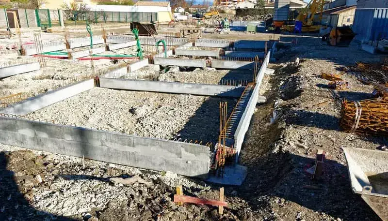 Ile kosztują fundamenty pod dom 100m2? Sprawdź, co wpłynie na cenę