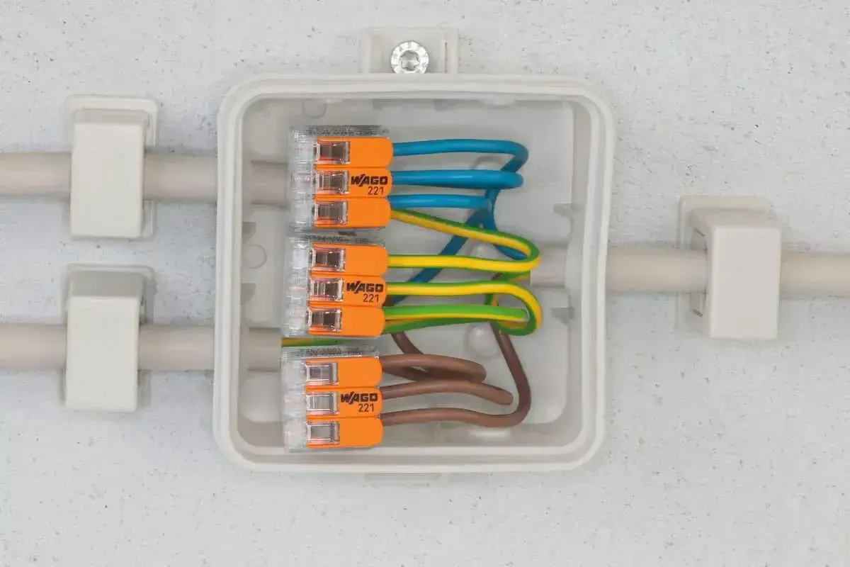 Bezpieczna instalacja elektryczna w domu: złączki WAGO łączą przewody w puszce.
