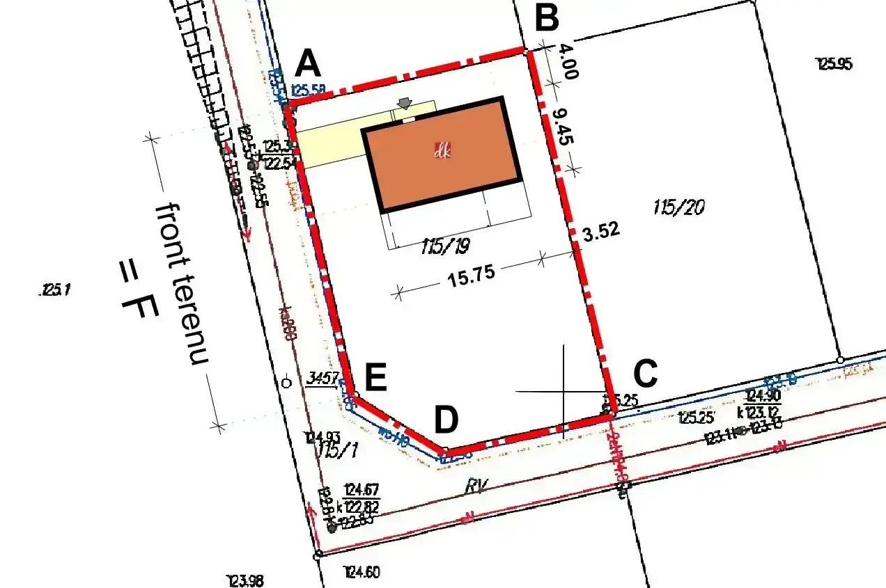 Mapa geodezyjna z zaznaczonym budynkiem i granicami działki. Widoczne wymiary i oznaczenia wskazują na grunty rolne zabudowane.