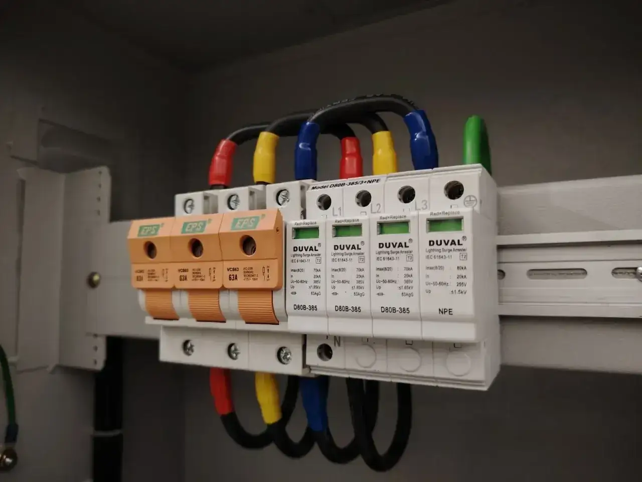 Zabezpieczenie przed przepięciami chroni instalację. Widoczne są trzy moduły ochronne DUVAL i trzy bezpieczniki EPS 63A.