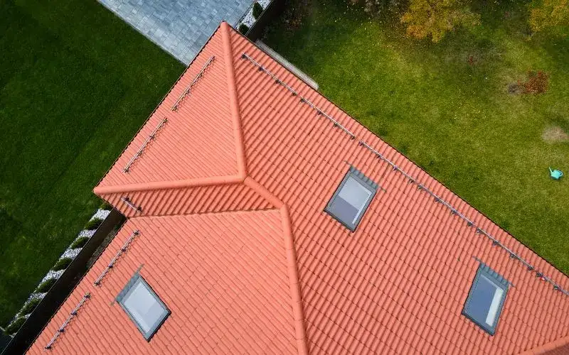 Zdjęcie Dachówka ceramiczna czy betonowa – która jest lepszym wyborem?