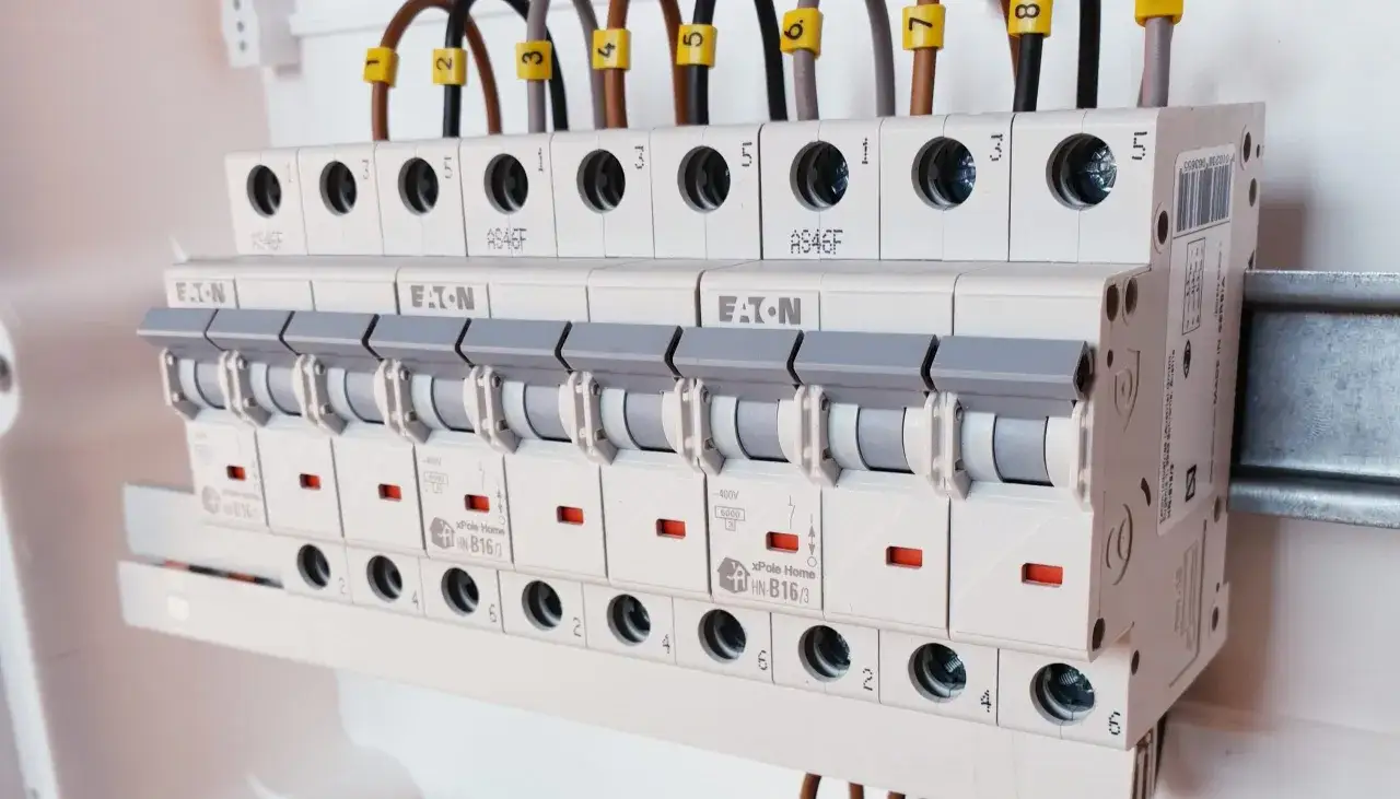 Szereg bezpieczników i przewodów tworzy instalację elektryczną w domu.