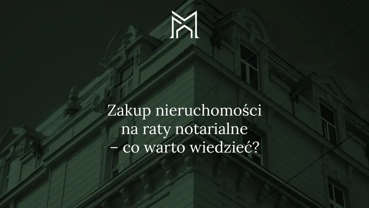 Elegancki budynek, na którym widnieje napis 